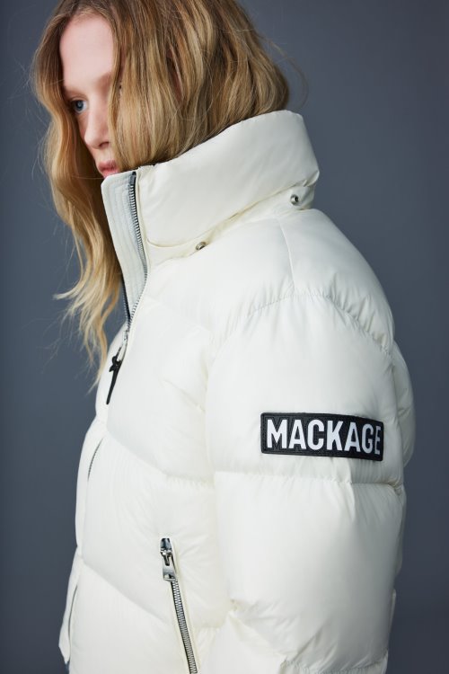 EVIE Black Mackage